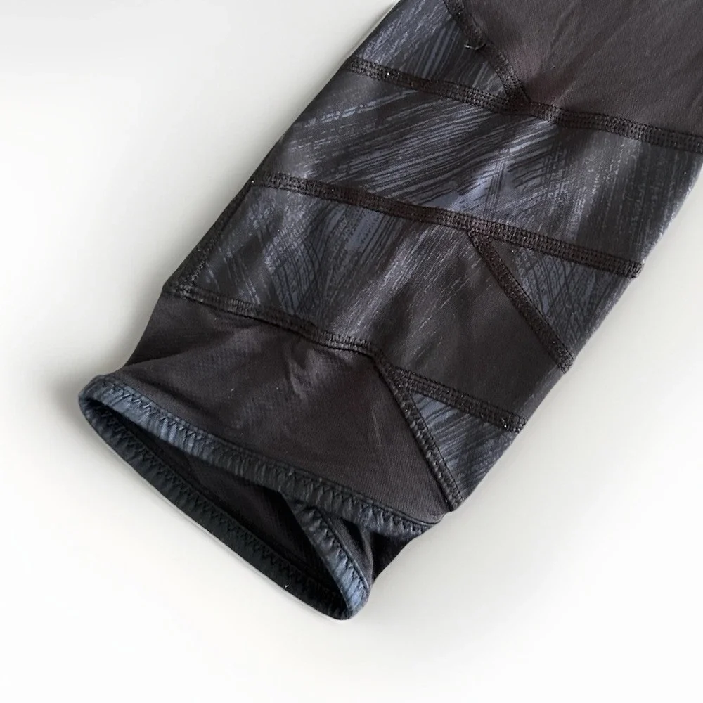 LULULEMON Size 8 Black With Pattern 25